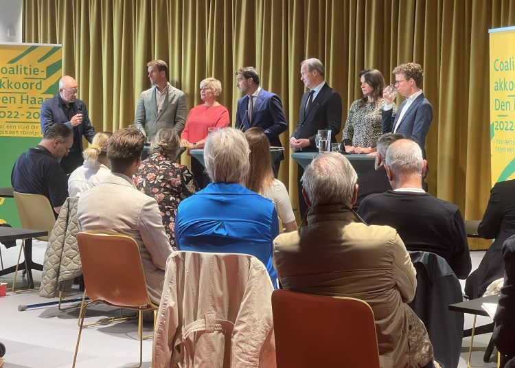 Onderhandelaars van D66, VVD, GroenLinks, PvdA en CDA het coalitieakkoord voor de stad Den Haag voor 2022-2026. ©BPWV