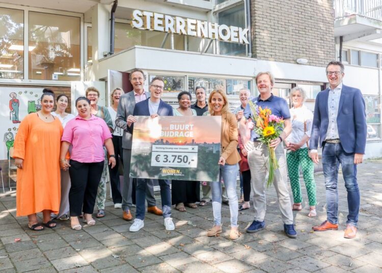 Stichting Wonen in Den Haag reikt voor het eerst de Haagse Buurtbijdrage uit.